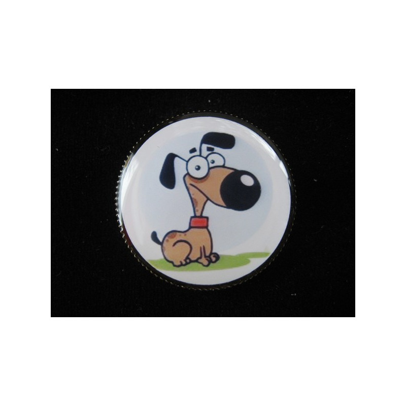 BROCHE fantaisie, Chien Cartoon, sertie en résine