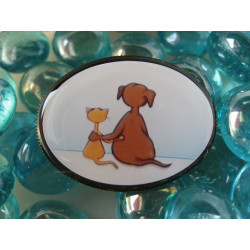 BROCHE ovale, Chien et chat, Love story, sertie en résine