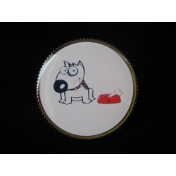 Fancy brooch, Do not touch my bone, set with resin
