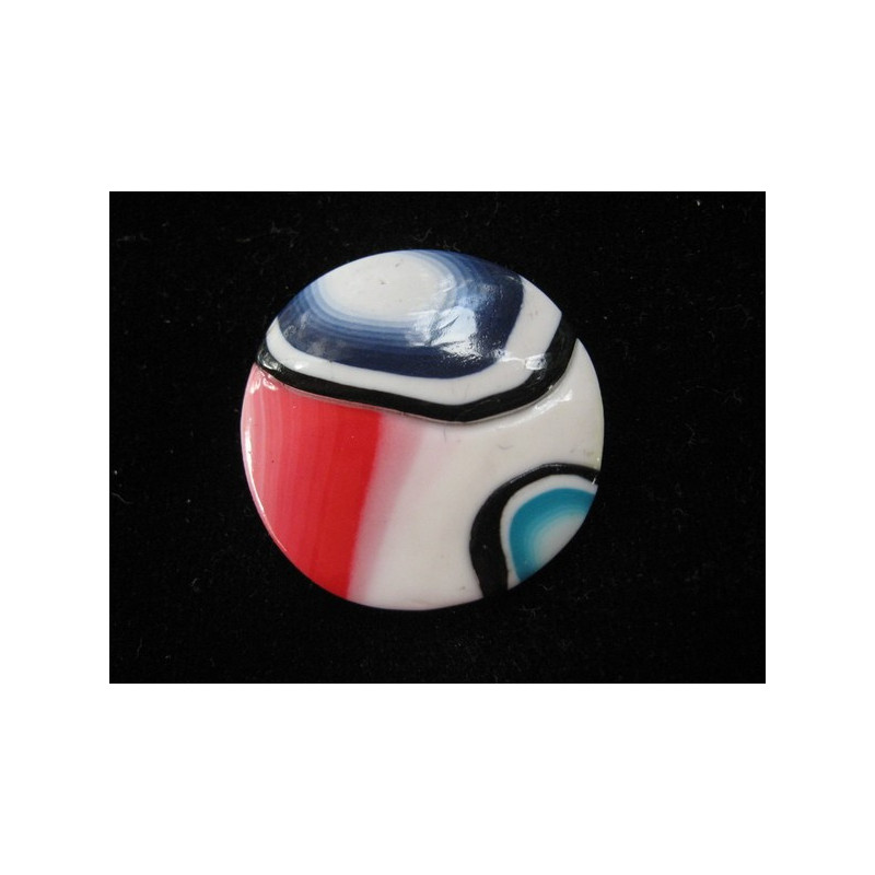 Bague pop, motifs bleus/rouges, sur fond blanc en Fimo