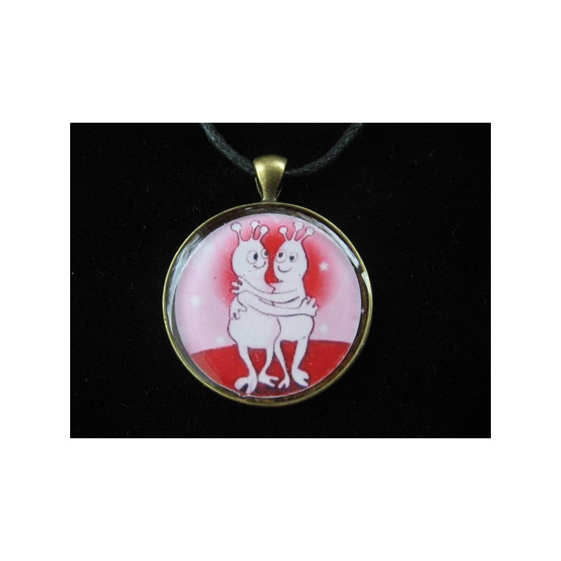 PENDENTIF fantaisie, Monstres amoureux, serti en résine