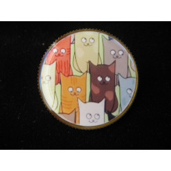 BROCHE fantaisie, Chats heureux, sertie en résine