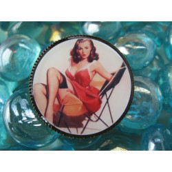  BAGUE vintage, Pin-up robe rouge, sertie en résine