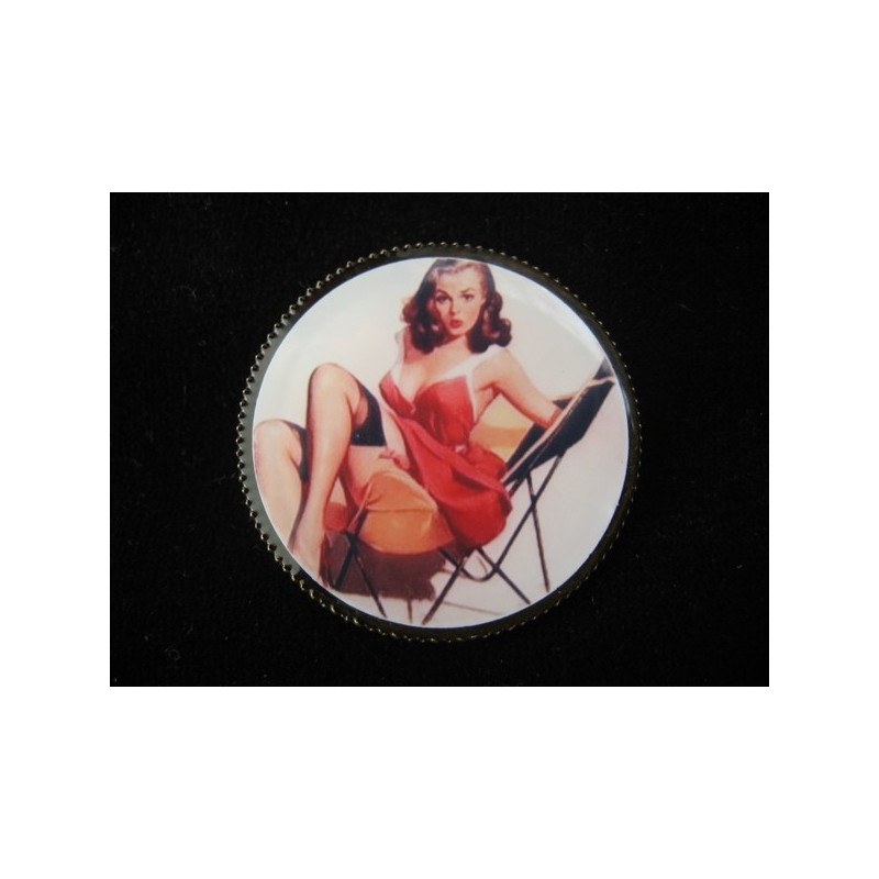 BROCHE vintage, Pin-up robe rouge, sertie en résine