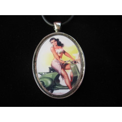 Pendentif ovale vintage, Pin-up Vespa, serti en résine