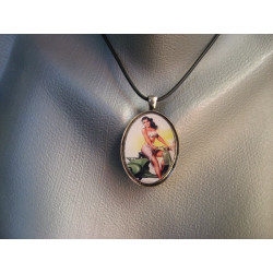 Pendentif ovale vintage, Pin-up Vespa, serti en résine