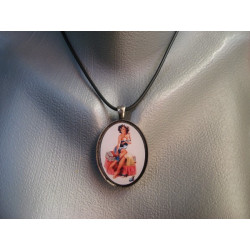 Pendentif ovale vintage, Pin-up brune, serti en résine