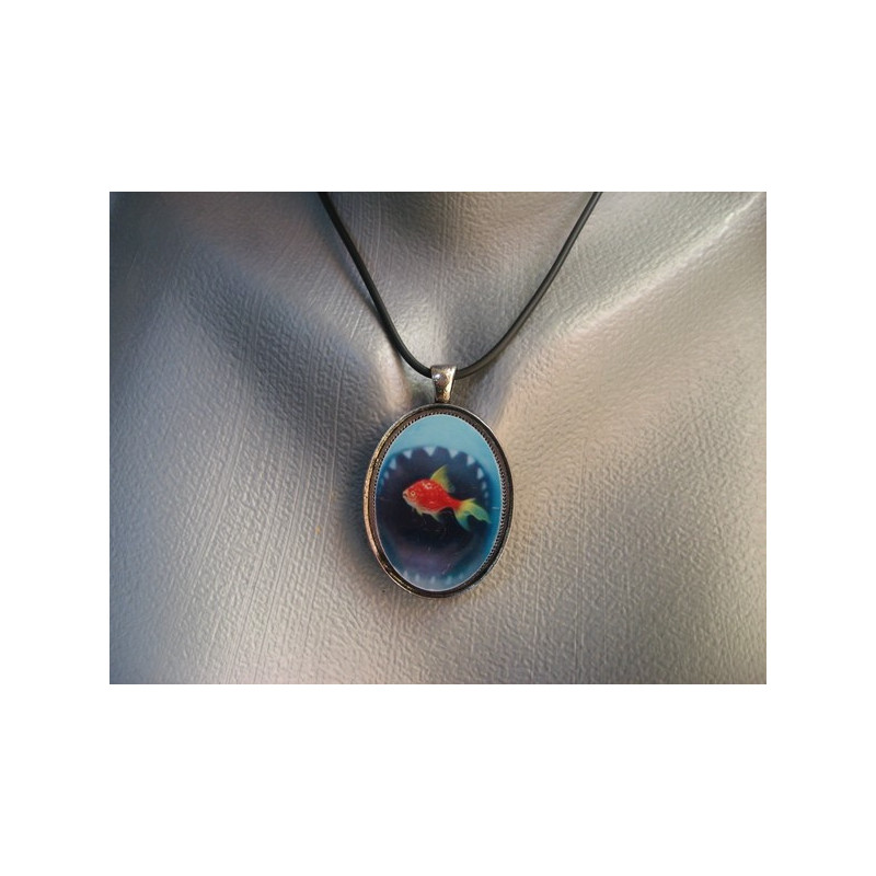 Pendentif ovale, poisson et requin, serti en résine