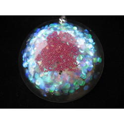 Pendentif grand cabochon, microperles fuchsias, sur fond blanc nacré en résine