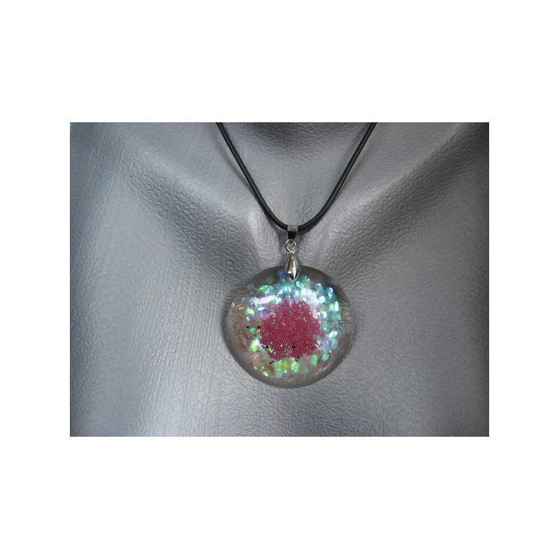 Pendentif grand cabochon, microperles fuchsias, sur fond blanc nacré en résine