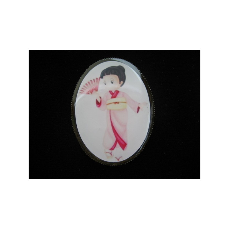 OVAL BROOCH, Pink Geisha, set in resin