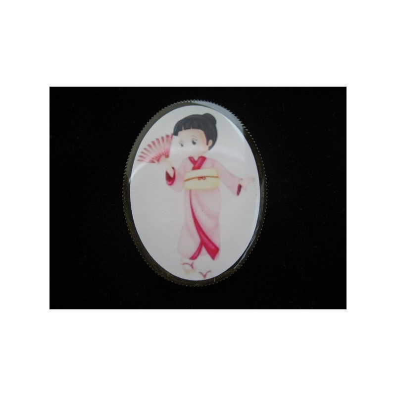 OVAL BROOCH, Pink Geisha, set in resin