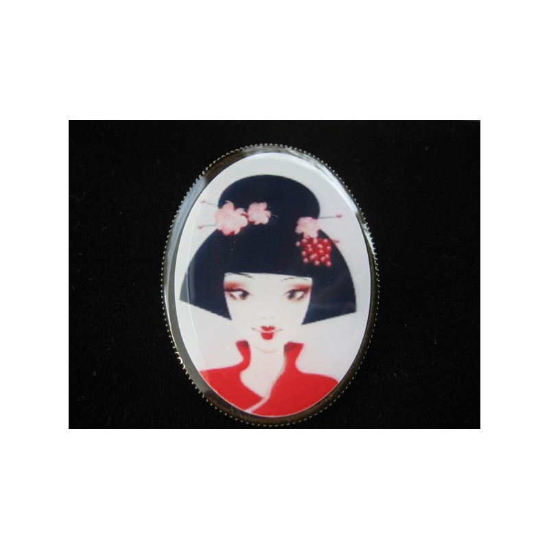 BROCHE ovale, Geisha, sertie en résine