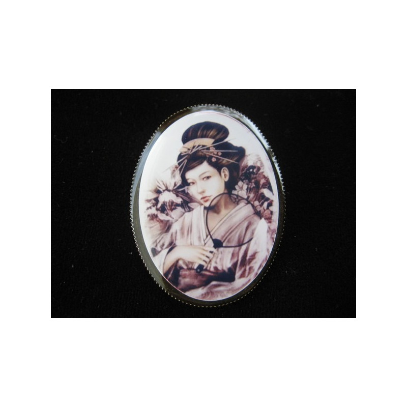 BROOCH oval, Geisha sepia, set in resin