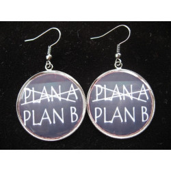 Boucles d'oreilles, Plan A ou Plan B, serties en résine