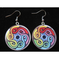 Boucles d'oreilles graphiques, spirale multicolore, serties en résine