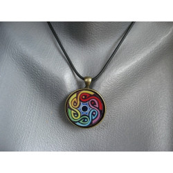 Pendentif graphique, spirale multicolore, serti en résine