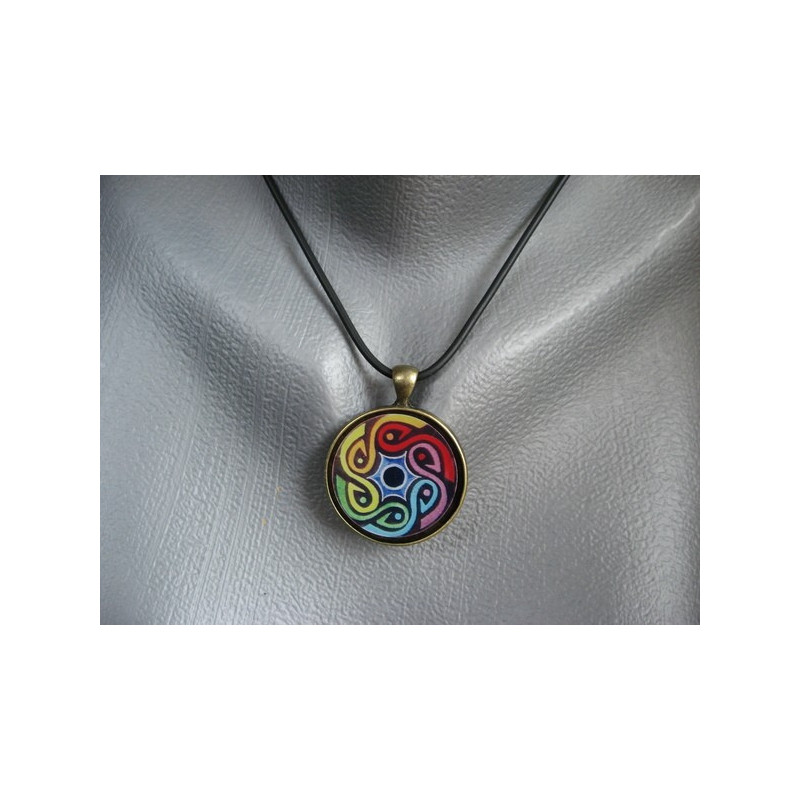 Pendentif graphique, spirale multicolore, serti en résine