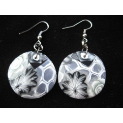 Boucles d'oreilles, fleurs noires/blanches, en fimo