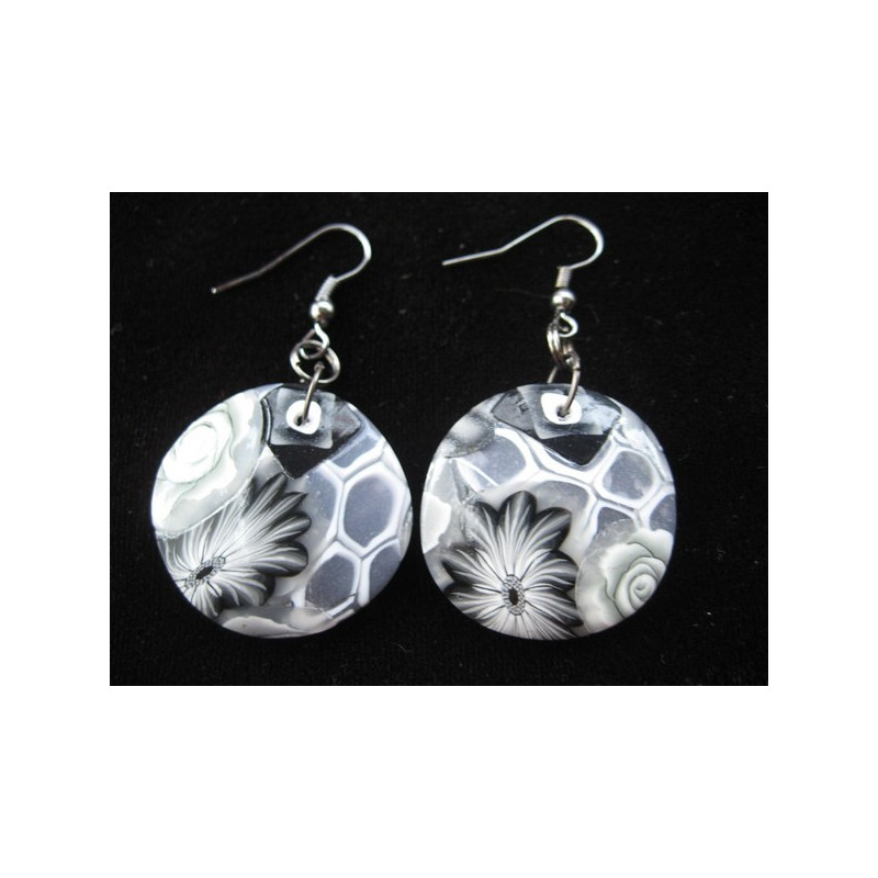 Boucles d'oreilles, fleurs noires/blanches, en fimo