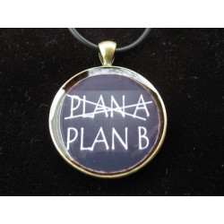 Pendentif fantaisie, Plan A ou Plan B, serti en résine