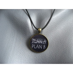 Pendentif fantaisie, Plan A ou Plan B, serti en résine