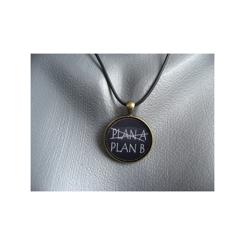 Pendentif fantaisie, Plan A ou Plan B, serti en résine