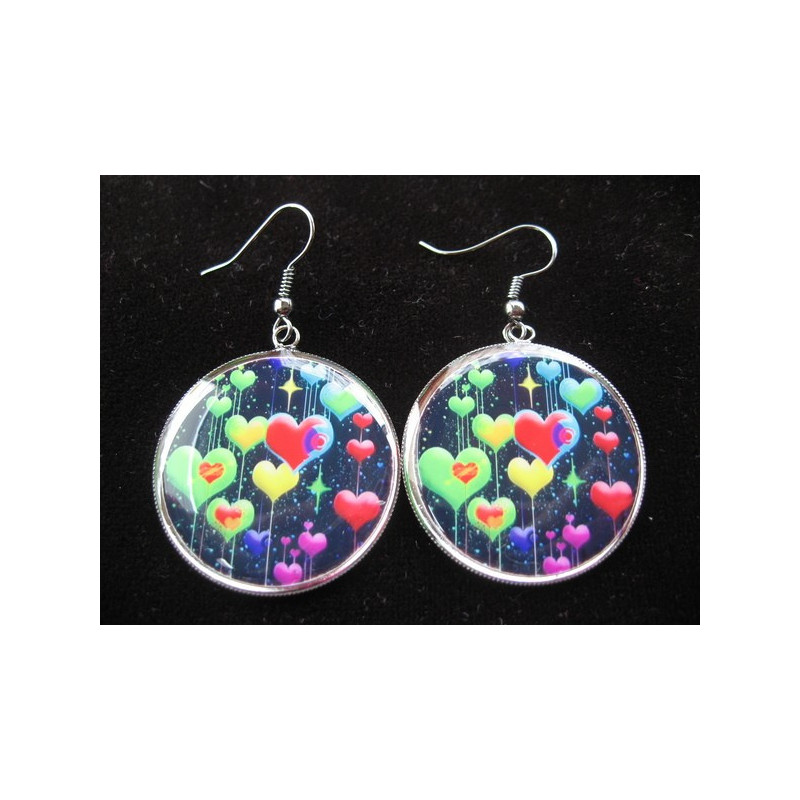 Boucles d'oreilles, coeurs multicolores sur fond noir, serties en résine