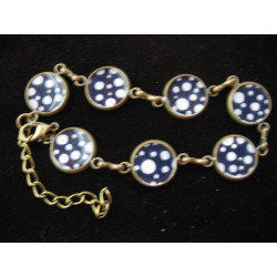 Bracelet petits cabochons, petits pois blancs sur fond noir