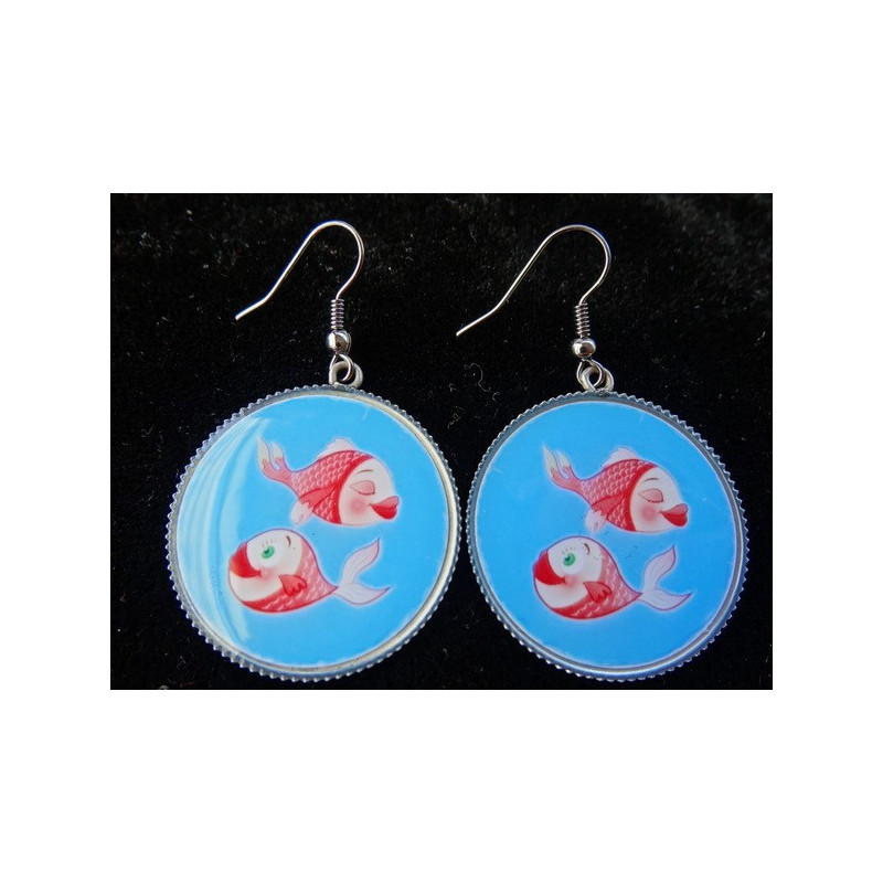 Boucles d'oreilles fantaisie, Poissons amoureux, serties en résine