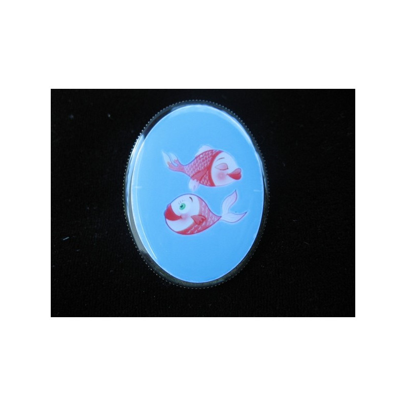 BROCHE ovale, Poissons amoureux, sertie en résine