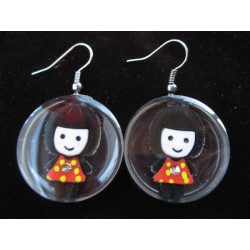 Boucles d'oreilles Kawaii, poupée brune, sur fond transparent en résine