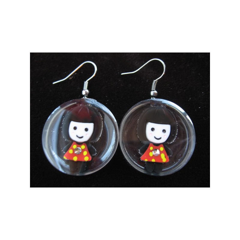 Boucles d'oreilles Kawaii, poupée brune, sur fond transparent en résine