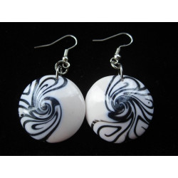 Boucles d'oreilles, spirale noire et blanche, en fimo