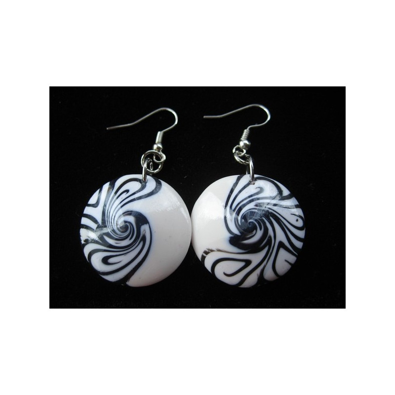 Boucles d'oreilles, spirale noire et blanche, en fimo