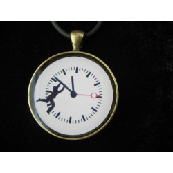 Pendentif fantaisie, Course contre le temps, serti en résine