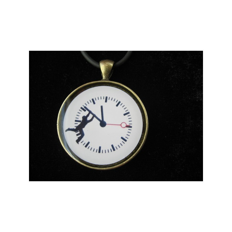 Pendentif fantaisie, Course contre le temps, serti en résine