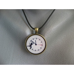 Pendentif fantaisie, Course contre le temps, serti en résine