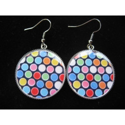 Boucles d'oreilles fantaisie, pois multicolores, serties en résine