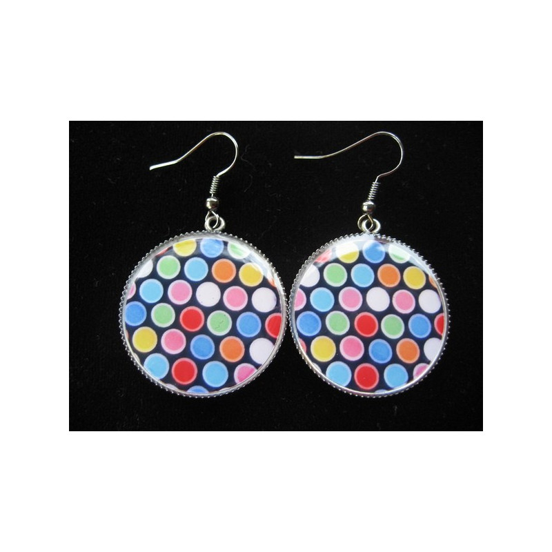 Boucles d'oreilles fantaisie, pois multicolores, serties en résine