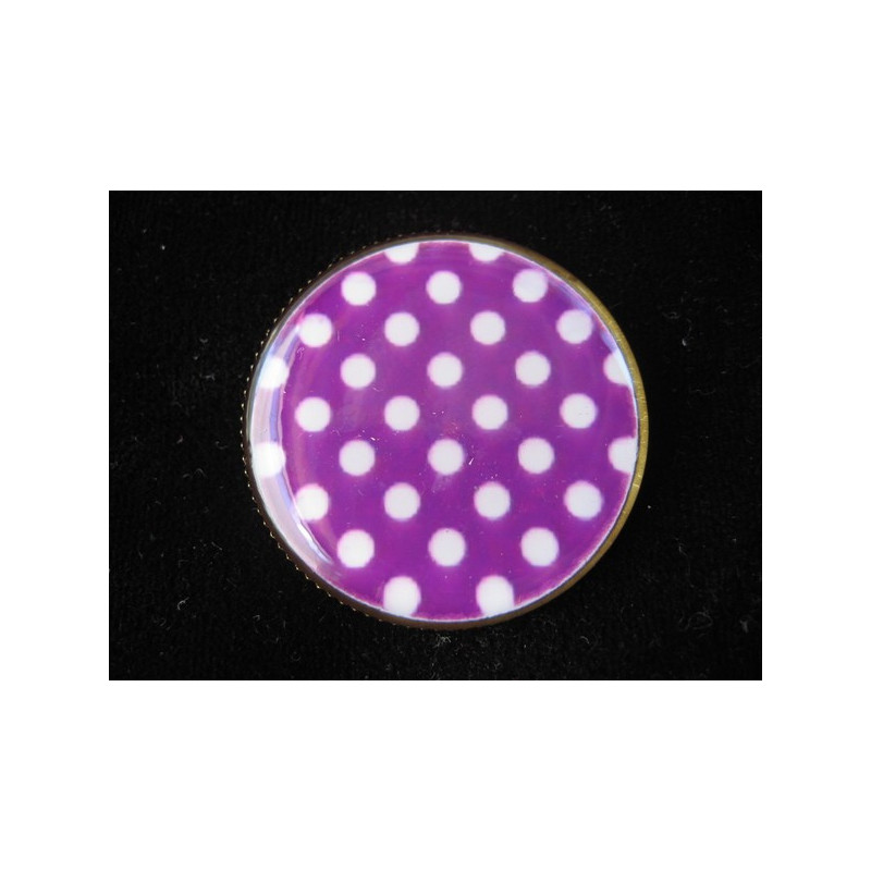 Bague fantaisie, pois blancs sur fond violet, sertie en résine