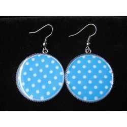 Boucles d'oreilles, pois blancs sur fond turquoise, serties en résine