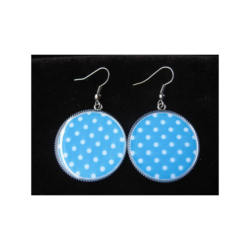 Boucles d'oreilles, pois blancs sur fond turquoise, serties en résine