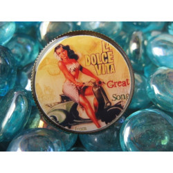 BAGUE vintage, Pin-Up Vespa, sertie en résine