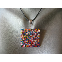  Pendentif carré, miniperles multicolores, en résine