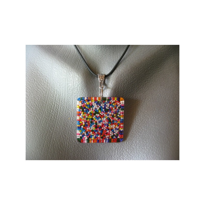  Pendentif carré, miniperles multicolores, en résine