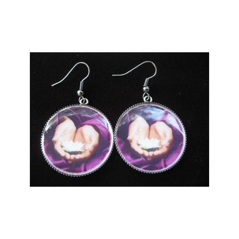 Boucles d'oreilles zen, Fleur de lotus, serties en résine