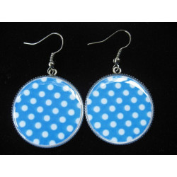 Boucles d'oreilles fantaisie, pois blancs sur fond bleu, serties en résine