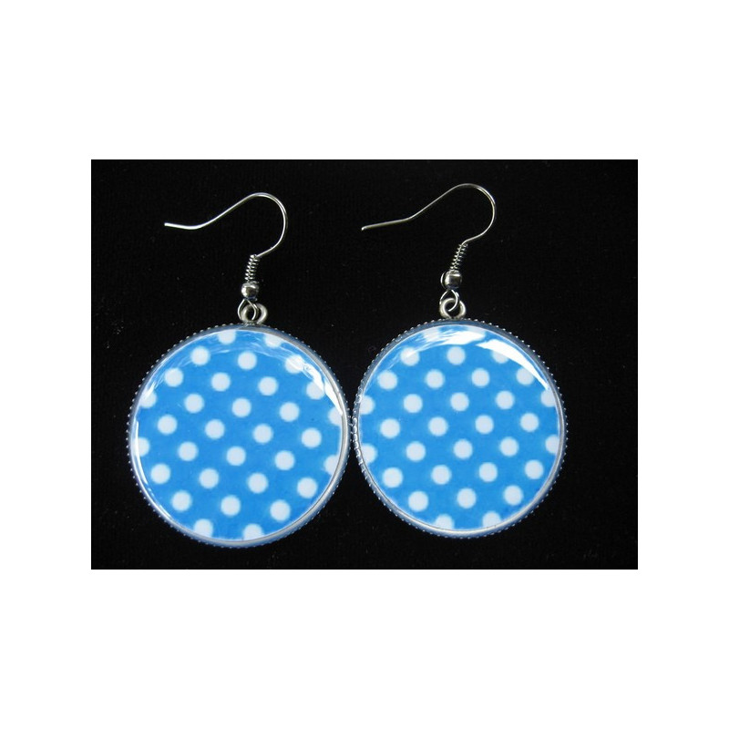 Boucles d'oreilles fantaisie, pois blancs sur fond bleu, serties en résine