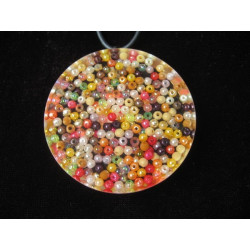 Grand pendentif à perles multicolores